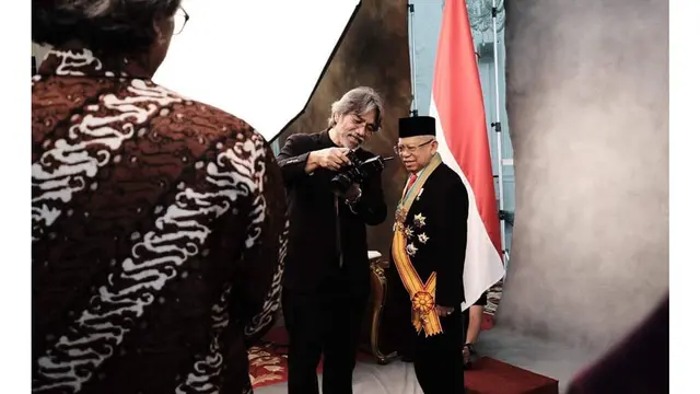 Darwis Triadi menunjukkan hasil foto kepada Ma'ruf Amin. (sumber: instagram @ditojati via twitter @arbainrambey)