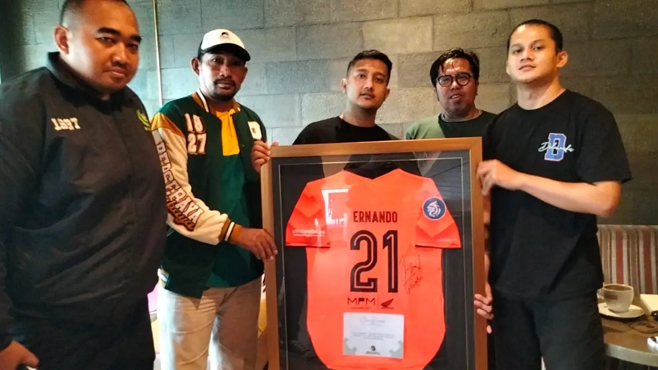 Bonek melelang jersey Fernando Ari untuk donasi Palestina. (Istimewa)