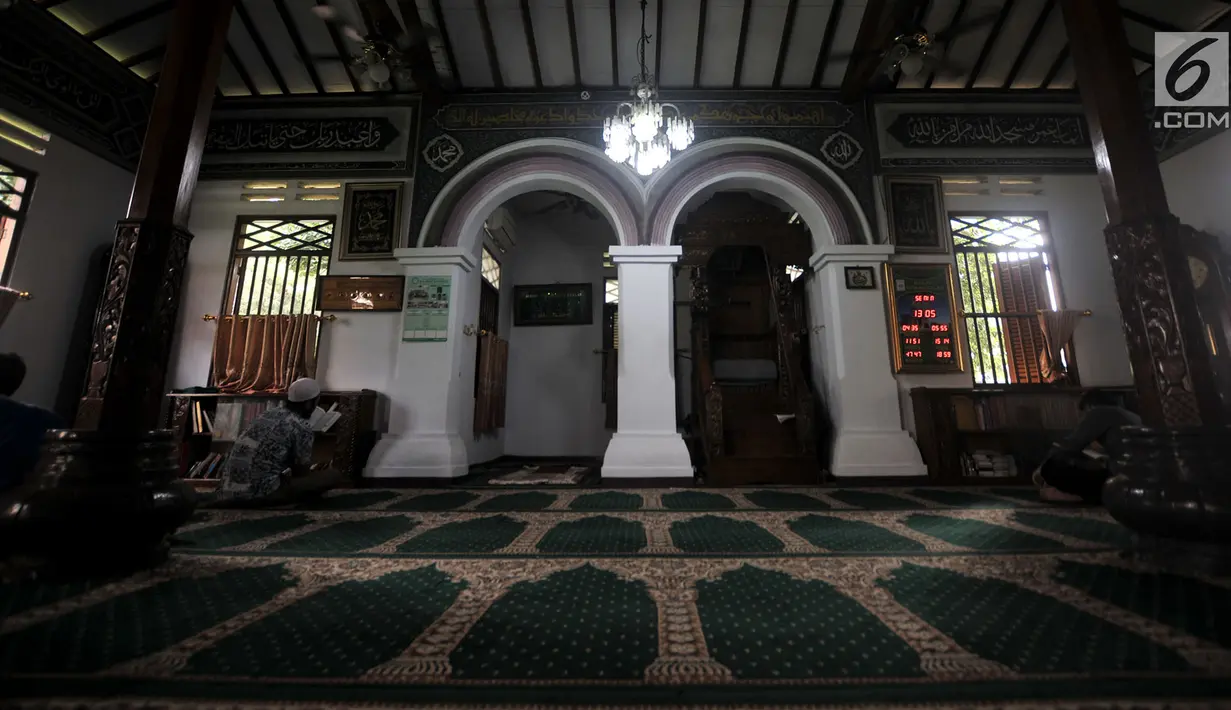 Jemaah beribadah di Masjd Hidayatullah, Jakarta, Senin (28/5). Bangunan utama Masjid Hidayatullah yang dikelilingi makam para pendiri, ulama serta tokoh pejuang kemerdekaan seperti almarhum Haji Saidi. (Merdeka.com/Iqbal S Nugroho)