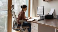 Ilustrasi perempuan sedang duduk di kursi kerja. (Foto: Shutterstock)