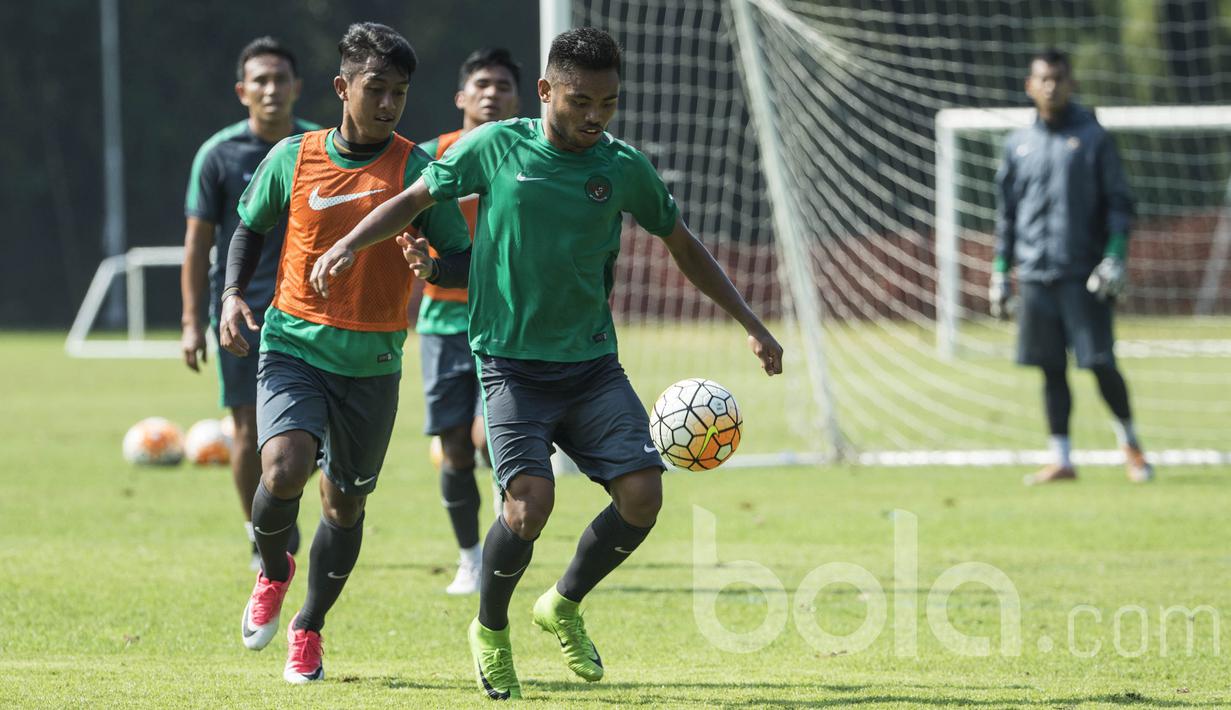 Gelandang Timnas Indonesia U-22, Saddil Ramdani, berusaha mengontrol bola saat latihan di Lapangan SPH Karawaci, Banten, Kamis (20/4/2017). (Bola.com/Vitalis Yogi Trisna)