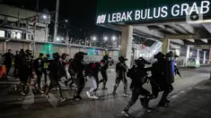 Tim Brimob Kelapa Dua Mabes Polri bersenjata lengkap melakukan aksi penyelamatan sandera saat simulasi penanggulangan teror di Stasiun MRT Lebak Bulus, Jakarta, Rabu (16/12/2020). Aksi tersebut untuk mengecek kesiapan anggota menghadapi ancaman kejahatan berkadar tinggi. (Liputan6.com/Faizal Fanani)