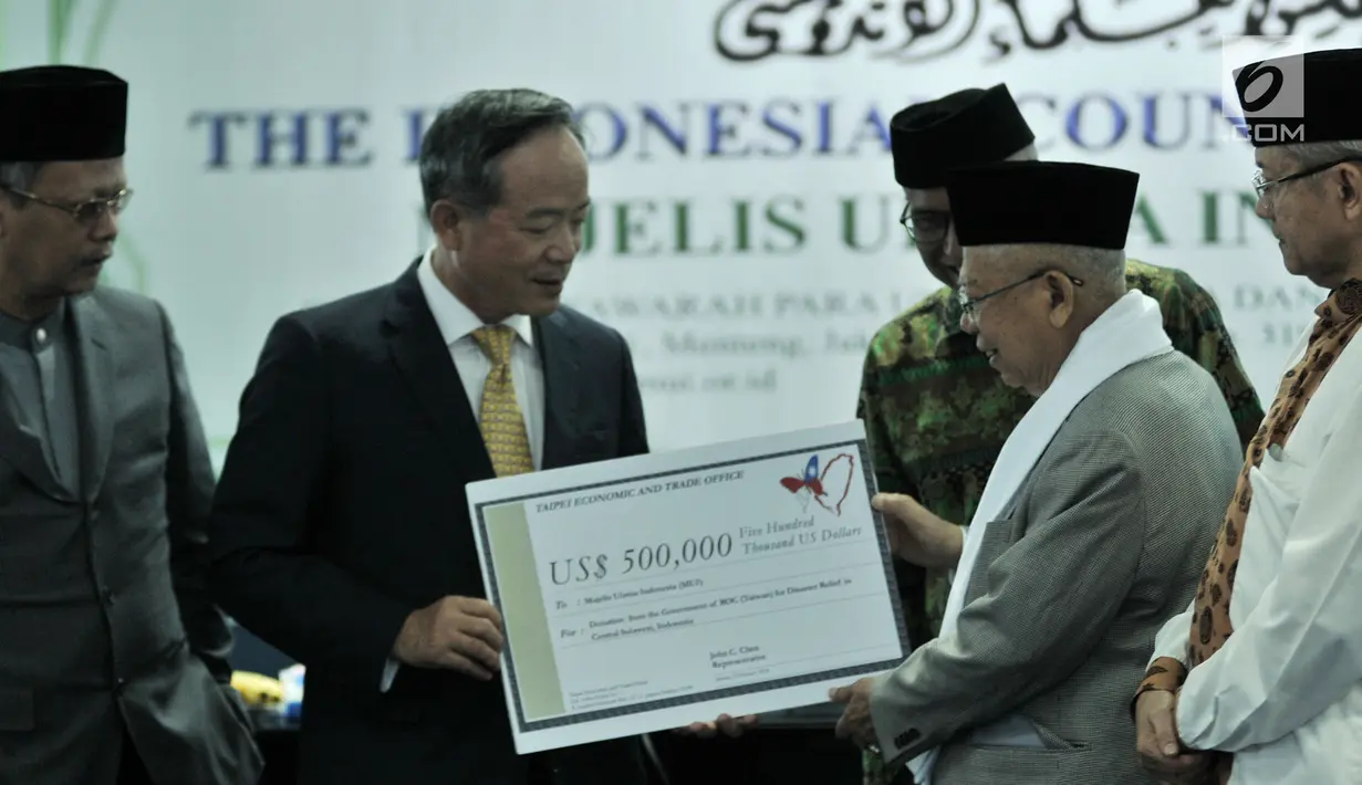 Ketua Umum MUI KH Ma'ruf Amin (dua kanan) menerima bantuan untuk korban gempa dan tsunami Sulawesi Tengah dari Kepala Perwakilan Taipei Economic and Trade Office (TETO) John C. Chen di Kantor MUI, Jakarta, Selasa (9/10). (Merdeka.com/Iqbal Nugroho)