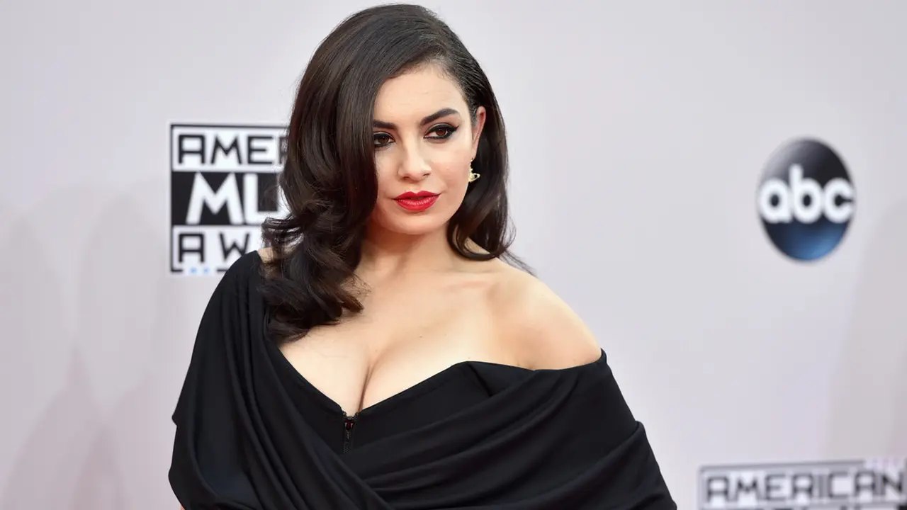 [Bintang] Charli XCX