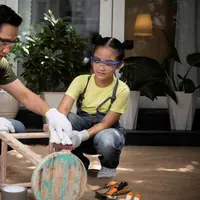 Anak yang terbiasa mandiri cenderung lebih percaya diri, mampu mengambil keputusan, serta tidak mudah bergantung pada orang lain saat menghadapi tantangan. (foto/dok: freepik)