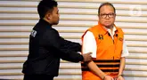 Pemilik PT Sakti Mait Jaya Langit (SMJL) dan PT Mega Alam Sejahtera (MAS) pada grup PT Bara Jaya Utama (BJU), Hendarto, saat dihadirkan pada rilis penahanan tersangka di gedung Merah Putih Komisi Pemberantasan Korupsi (KPK), Jakarta, Kamis (28/8/2025). (Liputan6.com/Helmi Fithriansyah)
