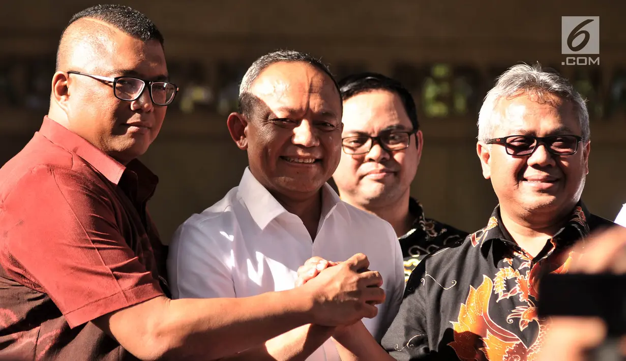 Ketua KPU Arief Budiman (kanan) bersalaman dengan Kabareskrim Polri Komjen Pol Arief Sulistyanto (tengah) usai memberikan keterangan laporan kasus hoaks surat suara tercoblos di Gedung Bareskrim Polri, Jakarta, Kamis (3/1). (Merdeka.com/Iqbal S. Nugroho)