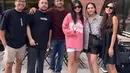 Beby berasa ketemu idola ya? Cipung masih mau diajak foto bareng nih. Kira-kira Beby sekalian minta TTD ke Rayyanza nggak ya? (Instagram.com/raffinagita1717)