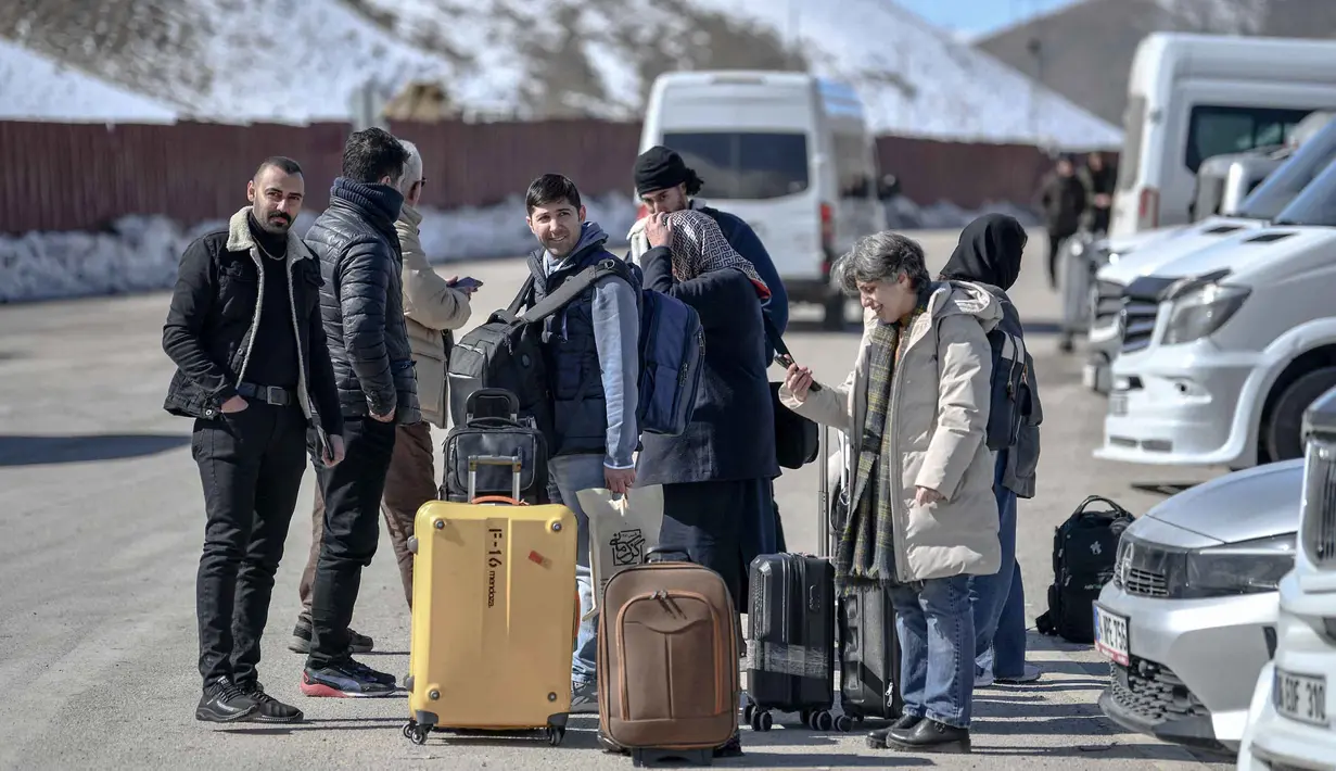 Mengantisipasi potensi gelombang pengungsi besar-besaran, pemerintah Turki memperkuat keamanan perbatasan dan mempertimbangkan pembentukan zona penyangga. Tampak dalam foto, warga negara Iran menunggu bus di Turki setelah melewati perbatasan Kapikoy/Razi di Provinsi Van, Turki timur laut, pada Selasa 3 Maret 2026, sehari setelah kedua negara tersebut secara bersama-sama menangguhkan penyeberangan harian di perbatasan mereka karena serangan Israel-Amerika Serikat yang terus menghantam wilayah Republik Islam tersebut. (Ali IHSAN OZTURK/AFP)