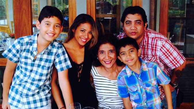 Susi Pudjiastuti dengan Anak dan Cucunya (Sumber: Instagram/susipudjiastuti115)