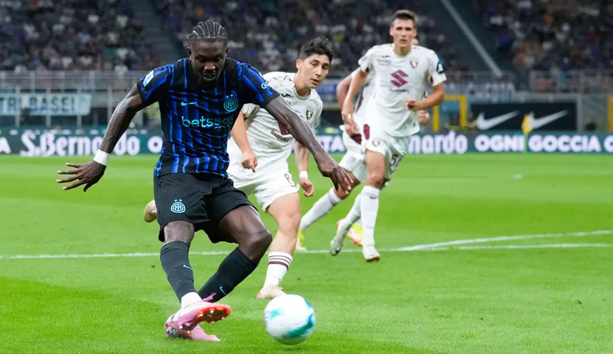 Pemain Inter Milan, Marcus Thuram, mencetak gol ke gawang Torino pada laga pekan perdana liga Italia di Stadion Giuseppe Meazza, Selasa (26/8/2025) dini hari WIB. (AP Photo/Luca Bruno)