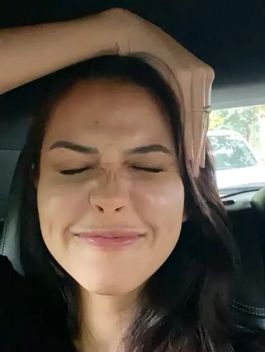 Tak hanya sekali, saat berada di luar rumah, Estelle Linden juga tak segan menunjukkan wajahnya tapa riasan sekalipun. Ia tetap cantik paripurna. (Liputan6.com/IG/@estelleelinden).