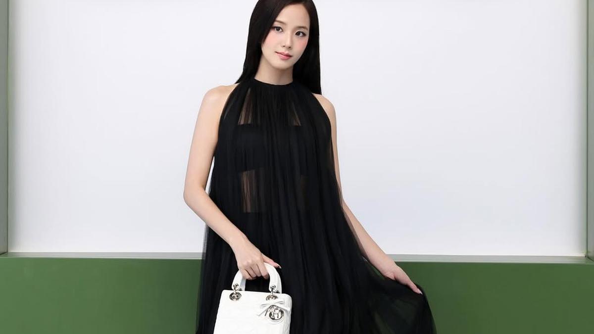 Jisoo BLACKPINK Tampil Elegan di Dior Paris Fashion Week, Kenakan Gaun Terawang Hitam dan Tas Ikonik Lady Dior