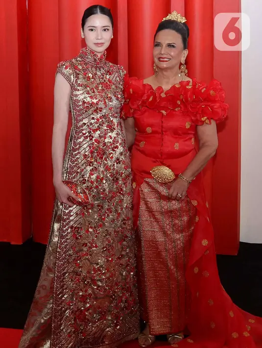 Penampilan Laura Basuki (kiri) dan Christine Hakim di malam Anugerah Festival Film Indonesia (FFI) 2023 atau Piala Citra di Ciputra Artpreneur, Jakarta, Selasa (14/11/2023). (Liputan6.com/Herman Zakharia)