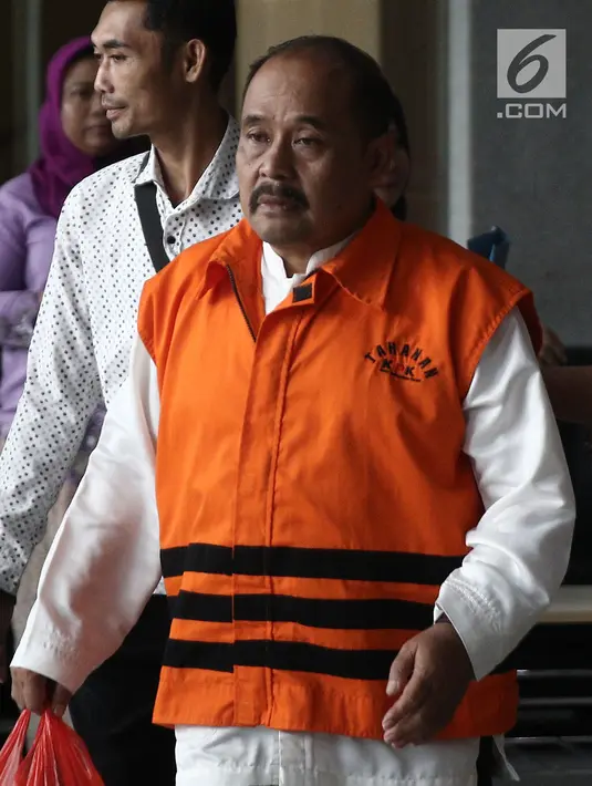 Ekspresi Kepala Dinas Pendidikan dan Kebudayaan Kabupaten Cianjur Cecep Sobandi mengenakan rompi oranye usai menjalani pemeriksaan di Gedung KPK, Jakarta, Kamis (13/12). Liputan6.com/Herman Zakharia)