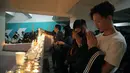 Para pengunjuk rasa berdoa di lokasi di mana mahasiswa Alex Chow Tsz-lok jatuh selama protes baru-baru ini di Hong Kong pada hari Jumat, (8/11/2019). Chow, seorang mahasiswa universitas Hong Kong  jatuh dari tempat parkir setelah polisi menembakkan gas air mata saat bentrokan. (AP Photo/Kin Cheung)
