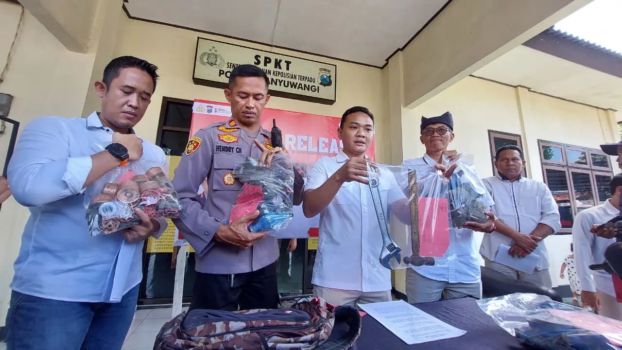Polisi tunjukkan barang bukti meteran dan lainnya dalam konfrensi pers di Mapolsek Banyuwangi Kota.