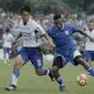 Striker Perserang Serang, Oktovianus Maniani, berusaha melewati bek Persib Bandung, Henhen Herdiana, pada laga persahabatan di Stadion Maulana Yusuf, Serang, Kamis (1/3/2018). Persib menang 6-0 atas Perserang. (Bola.com/M Iqbal Ichsan)