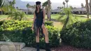 Melihat dari foto-foto yang diunggahnya di akun Instagram, gaya Nia di Coachella tahun ini sangat memikat. Seperti yang satu ini, ia memakai short pants denim dengan atasan hitam yang senada dengan boots dan topinya. (Instagram/ramadhaniabakrie)