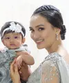Keharmonisan keluarga Rio Dewanto dan Atiqah Hasiholan semakin harmonis setelah kehadiran putri mereka,  Salma Jihane Putri Dewanto. Untuk dikaruniai putri kecilnya, pasangan ini menanti cukup lama. (Instagram/riodewanto)
