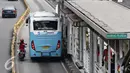 Pemotor melintasi jalur Transjakarta di kawasan Mampang, Jakarta, Senin (4/1). Buruknya mental pemotor membuat jalur khusus tersebut seringkali disalahgunakan, meskipun kondisi lalu lintas Jakarta dalam kondisi lengang. (Liputan6.com/Immanuel Antonius)