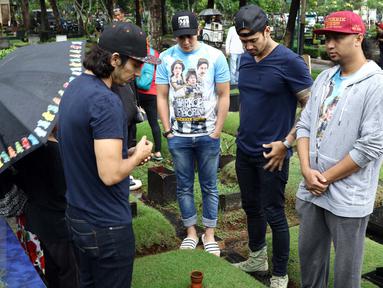 Pemain film Warkop DKI Reborn, Abimana Aryasatya, Vino G Bastian dan Tora Sudiro berziarah makam almarhum Dono di TPU Tanah Kusir, Bintaro, Jakarta, Sabtu (27/8). Mereka keliling bersilaturhami ke rumah keluarga almarhum. (Liputan6.com/Helmi Afandi)