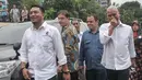 Ahmad Dhani bersama kuasa hukumnya saat tiba di Polda Metro Jaya, Jakarta, Rabu (9/11). Ahmad Dhani melaporkan pihak yang menuduhnya menghina Presiden Joko Widodo. (Liputan6.com/Yoppy Renato)
