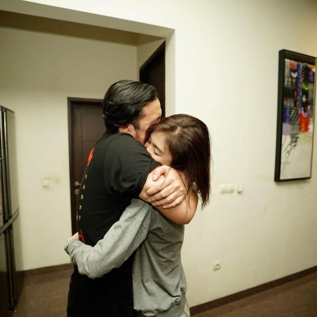 Melalui Instagram, Ello memperkenalkan kekasih barunya pada perayaan ulang tahunnya yang ke-37 tahun pada 20 Februari 2020 lalu (https://www.instagram.com/p/B81T_nIDy_t/)