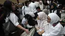Keluarga dan kerabat mantan konsultan teknologi Kementerian Pendidikan, Kebudayaan, Riset, dan Teknologi (Kemendikbudristek), Ibrahim Arief atau Ibam menangis usai mengikuti sidang pembacaan putusan di Pengadilan Negeri Jakarta Pusat, Selasa (12/5/2026). (Kapanlagi.com/Budy Santoso)