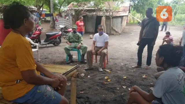 Foto : Camat Kangae, Aqualinus saat mendatani rumah orangtua pemudik yang diusir warga dari kampung