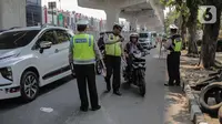 Polisi lalu lintas memberhentikan pengendara sepeda motor saat pelaksanaan Operasi Zebra Jaya (Liputan6.com/Faizal Fanani)
