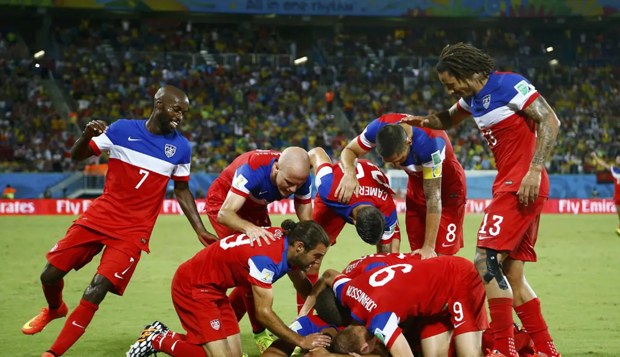 Pemain Timnas Amerika Serikat merayakan kemenangan atas Ghana 2-1 di babak penyisihan Piala Dunia Grup G di di Dunas Arena, Brasil, (17/6/2014). (REUTERS/Stefano Rellandini)