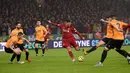 Pemain Liverpool Roberto Firmino (tengah) mencetak gol ke gawang Wolverhampton Wanderers pada pertandingan Liga Inggris di Molineux Stadium, Wolverhampton, Inggris, Kamis (23/1/2020). Liverpool menang 2-1. (Oli SCARFF/AFP)