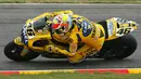 No. 6 Helm berwarna kuning yang sesuai dengan warna motor dipakai Valentino Rossi saat berlomba dalam GP Italia di Sirkuit Mugello, (3/6/2006). (AFP/Mario Laporta)