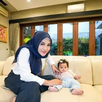 Aurel Hermansyah dan baby Ameena. (Foto: Instagram/aurelie.hermansyah)