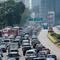 Suasana lalu lintas kendaraan di kawasan Jalan Jenderal Sudirman, Jakarta, Rabu (31/7/2019). Gubernur Anies Baswedan menyampaikan sistem pembatasan kendaraan berdasarkan nomor polisi ganjil dan genap menjadi salah satu rencana Pemprov DKI mengatasi polusi udara di Jakarta. (Liputan6.com/Faizal Fanan
