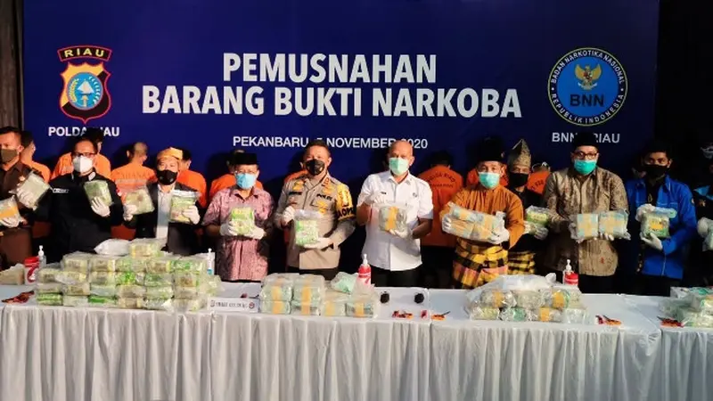 Pemusnahan 122 kilogram sabu dan 10 ribu pil ekstasi oleh Polda serta Badan Narkotika Nasional Provinsi Riau.