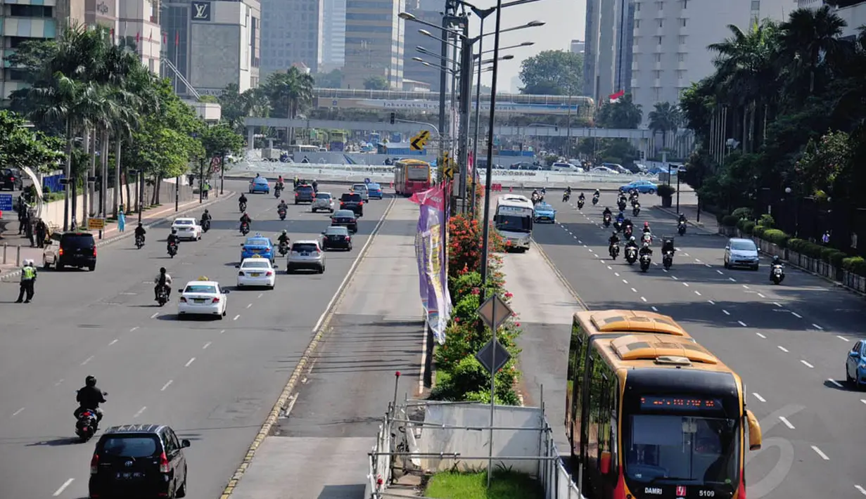 Kedua jalur terlihat masih sepi dari kendaraan roda empat dan roda dua, Jakarta, Senin (4/8/14). (Liputan6.com/Faizal Fanani)