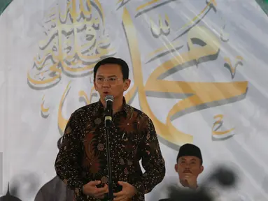 Calon gubernur nomor urut dua, Basuki Tjahaja Purnama (Ahok) memberi sambutan saat acara Maulid Nabi Muhammad SAW 1438 H di kediaman Ketua umum Partai PPP Djan Faridz, di Jakarta, Senin (12/12). (Liputan6.com/Johan Tallo)