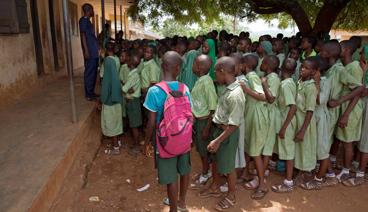 Sembilan pasang anak kembar berkumpul saat waktu istirahat di sekolah Methodist, kota Igbo Ora, Nigeria pada 3 April 2019. Studi yang dilakukan ginekolog dari Sierra Leone, Patrick Nylander, di Igbo-Ora terjadi tiga pasang kelahiran kembar lahir dalam setiap 19 kelahiran. (REUTERS/Afolabi Sotunde)