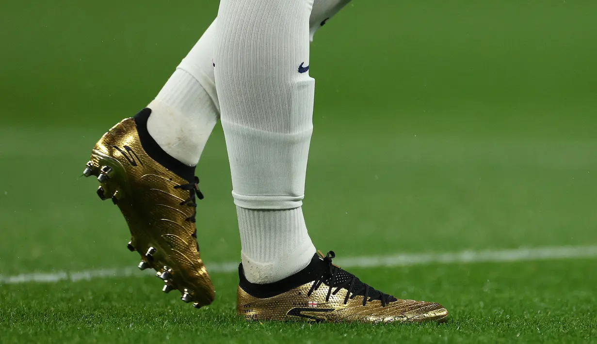 Sepatu edisi pemain Inggris, Harry Kane saat laga UEFA Nations League 2024 antara Inggris melawan Finlandia di Satdion Wembley, London, Rabu (11/09/2024) WIB. (AFP/Justin Tallis)