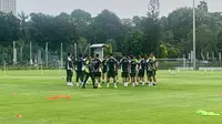 Timnas Indonesia menggelar latihan terbuka di Lapangan A GBK, Senayan, Jakarta pada Sabtu (31/8/2024). Akan tetapi, anggota skuad Garuda belum lengkap sebab Adi Satryo izin mendampingi istri melahirkan di rumah sakit, sementara pemain abroad menyusul langsung ke Jeddah. (Liputan6.com/Melinda Indrasari)