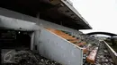 Puing-puing bangunan berserakan di lokasi proyek pembangunan arena pacuan kuda Pulomas, Jakarta, Rabu (1/2). Arena pacuan yang akan digunakan dalam Asian Games 2018 itu ditargetkan rampung pada November 2017. (Liputan6.com/Faizal Fanani)