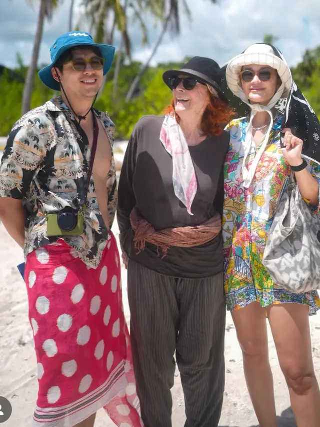 Luna Maya Liburan ke Pulau Rote bersama ibunda tercinta dan suami. [@lunamaya]