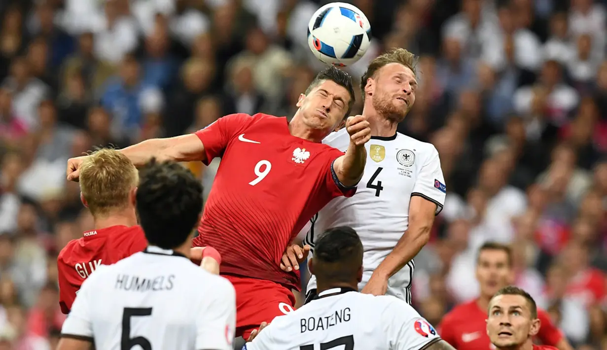 Pemain Jerman, Benedikt Hoewedes, duel dengan pemain Polandia, Robert Lewandowski, pada laga kedua Grup C Piala Eropa 2016 di Stade de France, Jumat (17/6/2016) dini hari WIB. (AFP/Franck Fife)