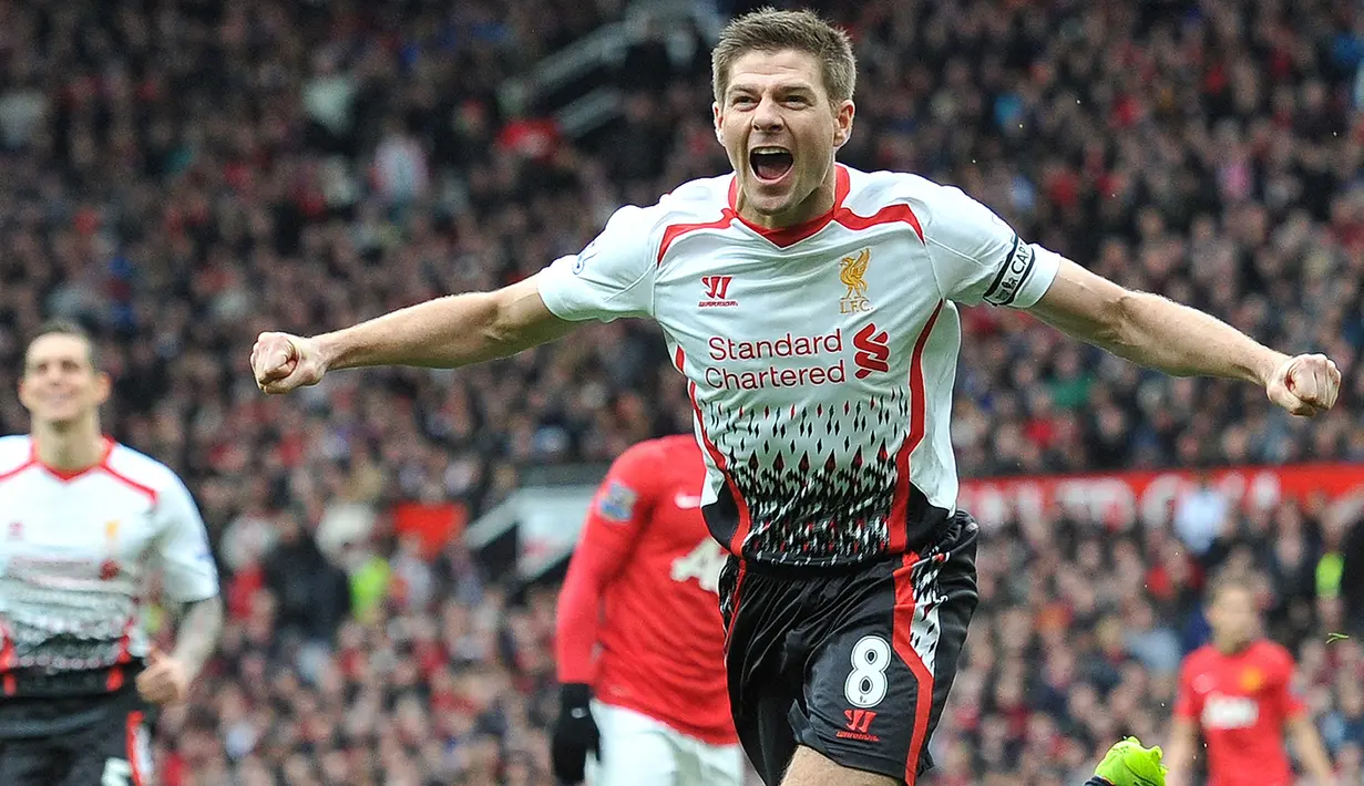 Selebrasi gelandang Liverpool, Steven Gerrard setelah mencetak gol ke gawang Manchester United pada laga Premier League 2013/2014 di Old Trafford Stadium, Manchester (16/3/2014). Steven Gerrard total mencetak 8 gol dan 3 assist selama tampil dalam 30 laga Liverpool kontra Manchester United sepanjang sejarah Premier League Liga Inggris. Dua gol terakhirnya ke gawang MU dicetak pada laga pekan ke-30 Premier League 2013/2014 saat Liverpool menang 3-0. (AFP/Paul Ellis)