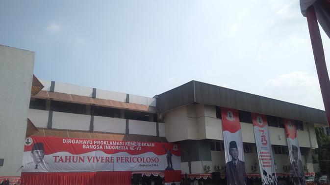 Halaman Universitas Bung Karno, Jl Pegangsaan, Jakarta Pusat dalam balutan merah putih menghiasai perayaan HUT ke-73 RI (dok. Merdeka.com)