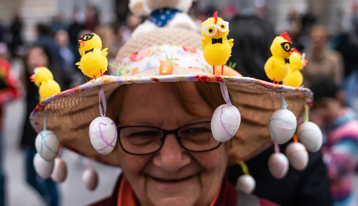 Seorang wanita mengenakan topi unik dalam Parade Paskah tahunan dan Festival Bonnet di New York, AS, Minggu (21/4). Orang-orang turun ke jalan dengan mengenakan kostum unik berpadu topi elegan yang pantas untuk menghadiri misa di Katedral St. Patrick dan gereja-gereja di dekatnya. (AP/Jeenah Moon)