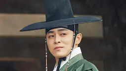 Jo Jung Suk berperan sebagai Yi In, seorang pangeran yang menjalani kehidupan sembrono sambil bergulat dengan kenyataan bahwa kesetiaannya kepada kakak laki-lakinya, Raja Yi Sun (Choi Dae Hoon) disalahartikan sebagai tindakan pengkhianat. (Foto: Instagram/ tvn_drama)