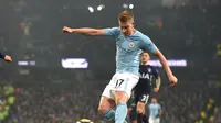 Manajer Manchester City, Pep Guardiola, memberikan pujian terhadap Kevin De Bruyne yang menyumbang satu gol dalam kemenangan 4-1 atas Tottenham Hotspur pada laga lanjutan Premier League 2017-2018. (AFP/Paul Ellis)